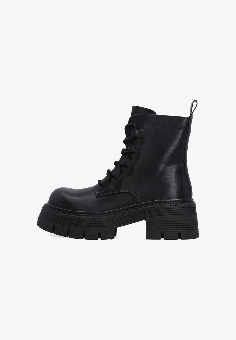 Schwarze Leder-Stiefelette mit Schnürverschluss, klobiger Plateausohle und strukturiertem Gummiaußensohle. Verfügt über eine Lasche an der Rückseite für einfaches Anziehen.