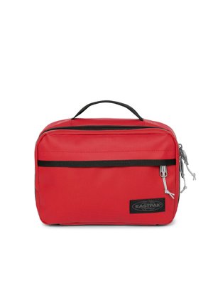 Borsa da toeletta in tessuto rosso con scomparto principale con zip e ulteriore tasca frontale. Presenta una striscia nera come accento e cerniere grigie.