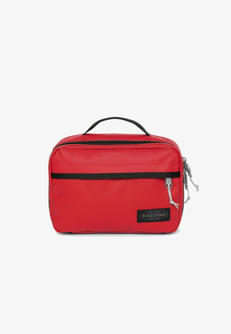 Punainen kangaspussukka toilet-tarvikkeille, jossa on vetoketjullinen pääosasto ja lisäet pockets. Ominaisuuksina musta koristeviiva ja harmaat vetoketjut.