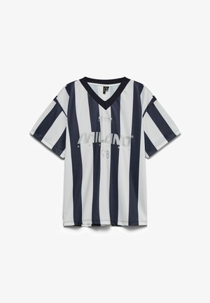 Camiseta deportiva con cuello en V, con rayas verticales en azul marino y blanco, con "Milano Soccer" y número 98 impresos en plata en el frente.