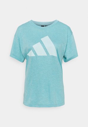 Hellblaues T-Shirt mit kurzen Ärmeln und rundem Ausschnitt, vorne zentriert mit einem großen weißen geometrischen Logo.