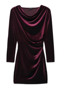 Weinrote Samt-Minirobe mit langen Ärmeln, drapiertem Cowl-Ausschnitt und gerafften Details auf einer Seite in der Taille.