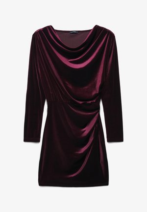 Weinrote Samt-Minirobe mit langen Ärmeln, drapiertem Cowl-Ausschnitt und gerafften Details auf einer Seite in der Taille.