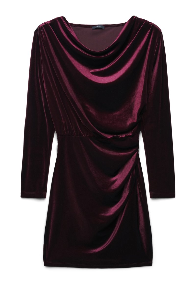 Weinrote Samt-Minirobe mit langen Ärmeln, drapiertem Cowl-Ausschnitt und gerafften Details auf einer Seite in der Taille.