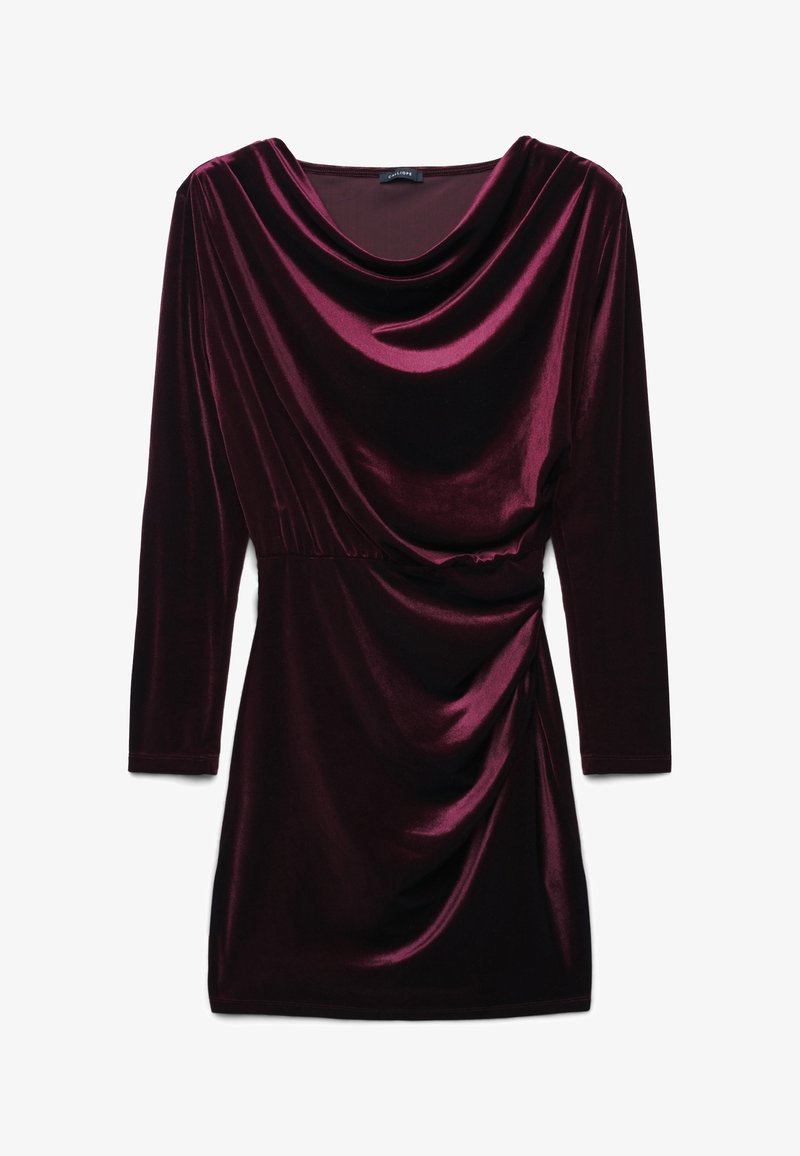Abito mini in velluto bordeaux a maniche lunghe con scollatura drappeggiata e dettagli arricciati su un lato in corrispondenza della vita.