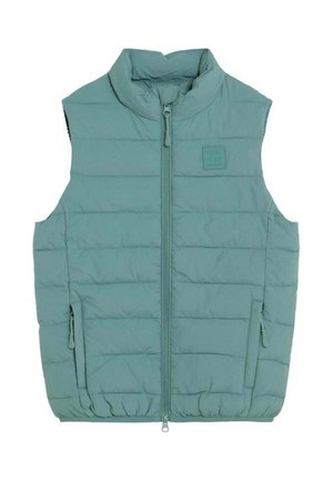 Chaleco sin mangas acolchado color azul verdoso claro con cuello alto, cremallera frontal, bolsillos laterales con cremallera y pequeño parche con logo cuadrado en el pecho.