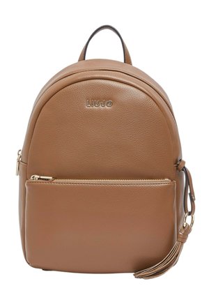 Zaino in pelle marrone con tasca frontale con zip, cerniera tono oro, dettaglio nappina e logo "LIU·JO" sul pannello frontale.