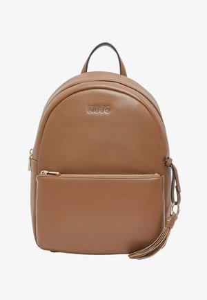 Mochila de cuero marrón con bolsillo frontal con cremallera, cremallera en tono dorado, detalle de borla y logotipo "LIU·JO" en el panel frontal.