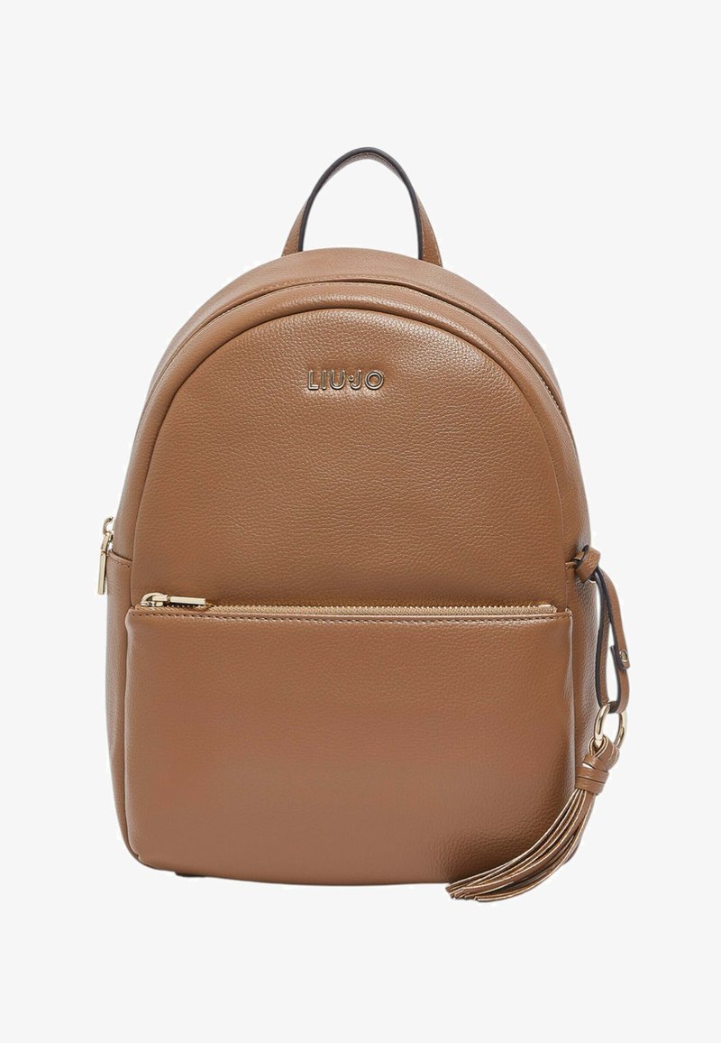 Sac à dos en cuir marron avec poche avant zippée, fermeture éclair dorée, détail pompon et logo "LIU·JO" sur le panneau avant.
