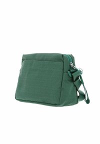 Sac en textile vert à surface texturée, de forme rectangulaire, avec fermeture éclair et poignée latérale. Présente des surpiqûres contrastées et des accents de quincaillerie.