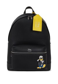 Melnas struktūrētas ādas mugursoma ar noapaļotu formu, priekšējo kabatu ar rāvējslēdzēju un Disneja multfilmu varoņa uzšuvi. Dzeltenā birka piestiprināta augšpusē.