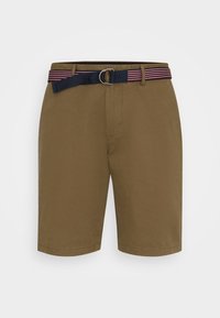 Braune Baumwollshorts mit flacher Vorderseite, geradem Schnitt und einem marineblauen und roten gestreiften Gürtel mit einer silbernen D-Ring Schnalle.