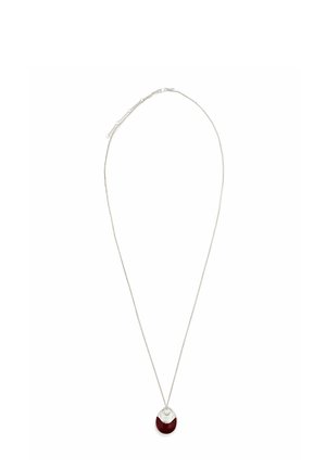 Collier délicat en chaîne d'argent avec un pendentif lisse en forme de goutte présentant des sections argentées et rouge foncé.