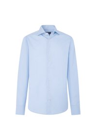 Camisa de manga larga azul claro hecha de una tela suave, con un cuello clásico, cierre de botones en la parte delantera y un diseño liso sin patrones.