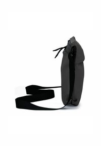 Borsa impermeabile grigia con un risvolto texturizzato, tracolla nera regolabile e chiusura a coulisse. Profilo sottile con angoli arrotondati.