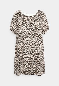 Blouse ample à manches courtes avec imprimé léopard beige, noir et marron, col rond avec un petit bouton au centre.