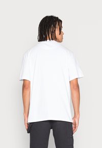 Karl Kani PINSTRIPE ESSENTIAL TEE UNISEX 2 PACK - Camiseta Estampada Whiteblack Kk12100cc A11