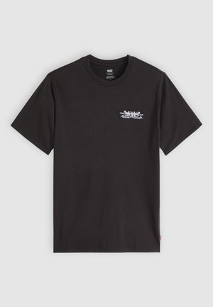 Sort bomulds t-shirt med rund hals og korte ærmer. Har hvidt trykt grafisk design på venstre brystområde. Enkel, klassisk design.