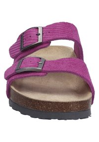 Paarse suede sandalen met twee verstelbare banden en metalen gespen, voorzien van een kurken voetbed en een zwarte rubberen buitenzool.