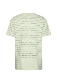 Camiseta de manga corta verde claro con líneas negras punteadas en horizontal. Escote redondo con un corte relajado y textura suave.