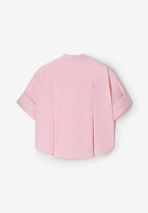 Lichtroze blouse met korte mouwen, wijde pasvorm, omslagen aan de mouwen, een rugplooi en een kleine kraag, plat neergelegd op een witte achtergrond.