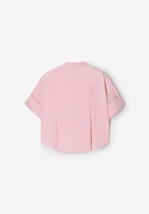 Lichtroze blouse met korte mouwen, wijde pasvorm, omslagen aan de mouwen, een rugplooi en een kleine kraag, plat neergelegd op een witte achtergrond.