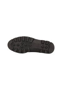 Suela de bota negra y resistente con surcos profundos y patrones en forma de cruz sobre un fondo blanco.