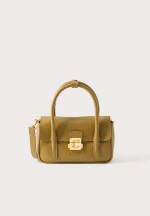 Geantă dreptunghiulară din piele verde măslinie, cu design structurat, mâner superior și curea detașabilă. Dispune de un închizător cu lacăt auriu și detalii accentuate.