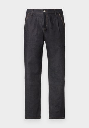 Pantalones de mezclilla oscura con un diseño de corte recto, que presentan doble pinzas frontales, detalles de costura sutiles y cierre clásico de botón.