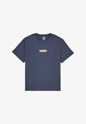 Marineblauw T-shirt met korte mouwen en ronde hals met oranje tekst "ELEMENT OUTDOOR" gecentreerd op de borst.