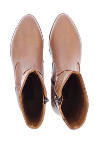 Bottines en cuir marron avec un design épuré, bout pointu et zip sur le côté. Texture lisse avec des détails de couture minimaux.