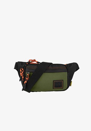 Riñonera de tela en negro y verde con detalles en naranja. Cuenta con un compartimento principal con cremallera y una correa ajustable y duradera.