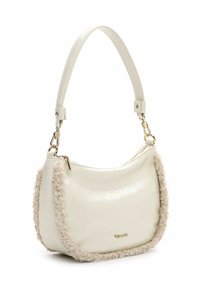 Hvid læder skuldertaske med blødt beige kant, glat tekstur, buet form, hardware i guld tone og top lynlås lukning.