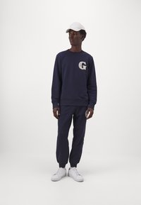 GANT GRAPHIC NECK - Sweater - black/zwart