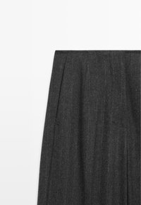 Schiefergraue Wollhosen mit vertikalen Nadelstreifen, gefaltetem Bund und Seitentaschen, die eine strukturierte Oberfläche und einen maßgeschneiderten Schnitt bieten.