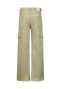 Pantalones cargo color caqui con pierna ancha, dos bolsillos frontales y dos bolsillos laterales. Hechos de una tela suave, con una etiqueta de marca en la cintura.