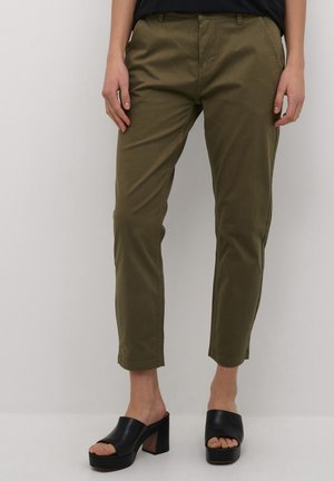 Chinos en mélange de coton vert olive, avec une coupe droite, des poches avant et des ourlets, associés à des sandales à plateforme en cuir noires.