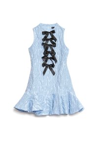 Brezrokavobla svetlo modra obleka z teksturo in razširjenim robom ter štirimi črnimi satenskimi pentljami ob sredini spredaj.