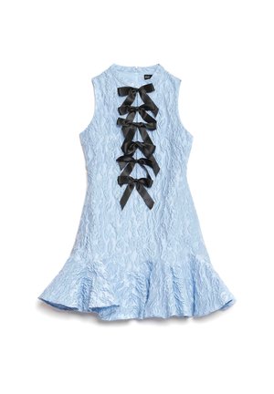 Vestido sem mangas de um azul claro texturizado, com o comprimento em tela larga e seis laços de cetim pretos ao longo do centro da frente.