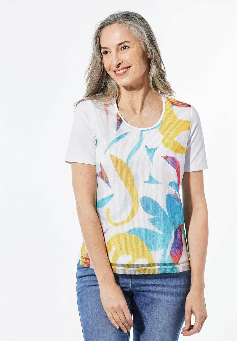 Kurzärmliges weißes T-Shirt mit einem bunten abstrakten Muster in Gelb, Blau und Pink. Weiche Textur und runder Ausschnitt.