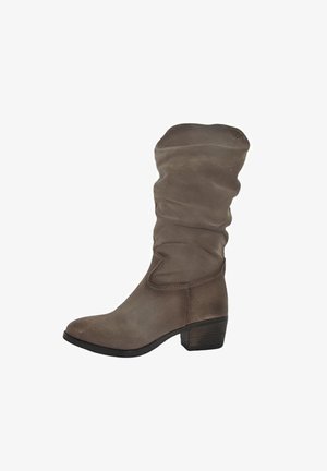 Bruine suède kniehoge laars met een ontspannen slouchontwerp, ronde neus en een lage gestapelde hak. Kenmerkt zich door subtiele stikseldetails.