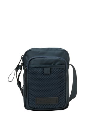 Petit sac à bandoulière bleu marine avec poche avant en mesh et sangle réglable sur fond blanc.