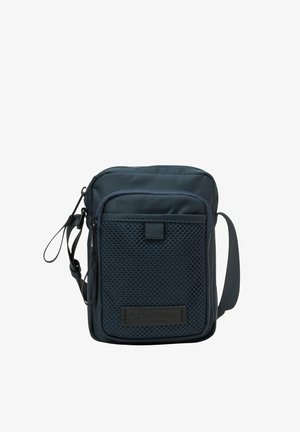 Petit sac à bandoulière bleu marine avec poche avant en mesh et sangle réglable sur fond blanc.
