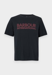 Must lühikeste varrukatega t-särk, mille ees on erksavärviline punane "BARBOUR INTERNATIONAL" logo; valmistatud pehmest ja siledast kangast.