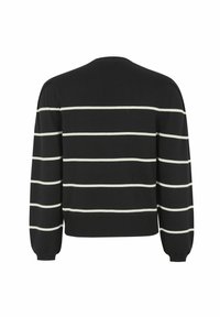 Fekete kötött pulóver vízszintes fehér csíkokkal, kerek nyakkal és hosszú, puffadt ujjakban. Simább tapintású, bordázott szegéllyel és mandzsettával.