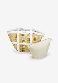 Bolso tote de mimbre con un cuerpo de ratán natural, acentos de cuero blanco y dos asas; incluye una pequeña bolsa beige con cierre de cremallera.