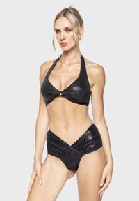 Set di bikini nero con top a collo alto che presenta un dettaglio annodato e una decorazione con bottone. Parte inferiore a vita alta con texture arricciata.