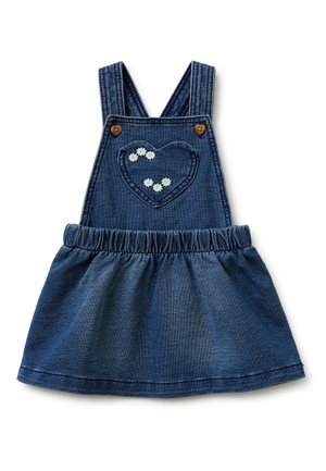 Vestido azul de mezclilla para niño pequeño con tirantes cruzados, cintura elástica, parche en forma de corazón en el pecho decorado con pequeñas flores blancas de margarita.