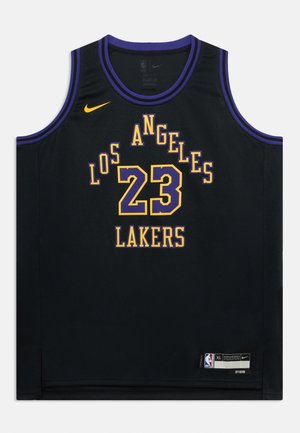 Melna basketbola krekls ar uzrakstu "LOS ANGELES" dzeltenās un violetās burtiņās, numuru "23" un vārdu "LAKERS" dzeltenā krāsā. Priekšpusē Nike logotips.
