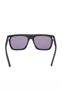 Occhiali da sole neri rettangolari con lenti viola, visti frontalmente su uno sfondo bianco.